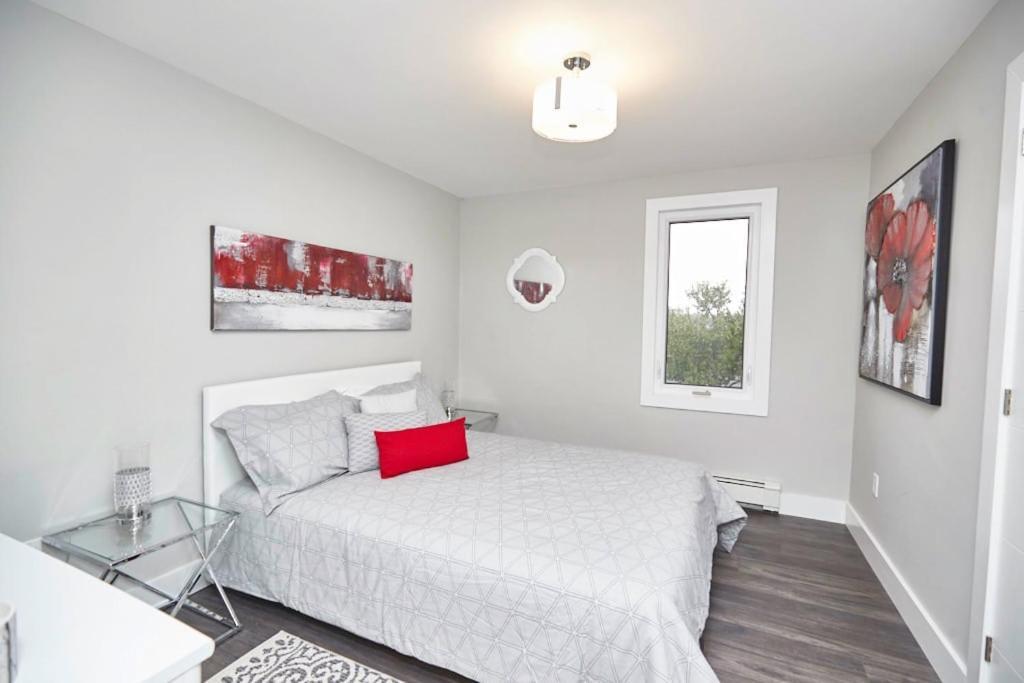 Clifton Hill Hideaway 4B - Two Bedroom Condo Niagara Falls Exterior photo